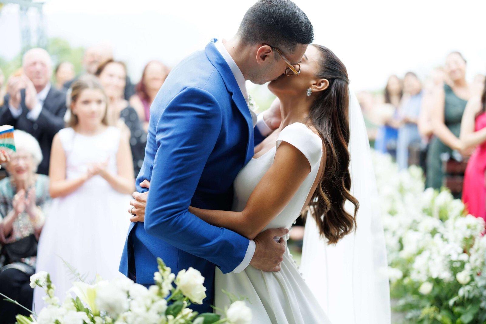 Casal em celebração com penteado de cabelo longo