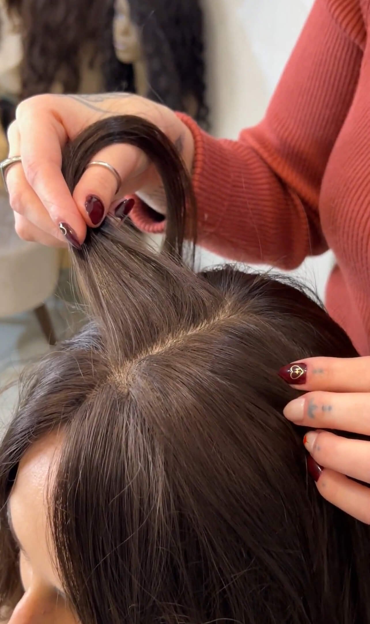 Cabelo longo escuro em composição editorial